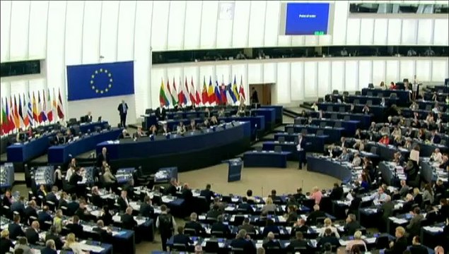 Gollnisch au Parlement européen : Les micros espions, je les crochète avec mon parapluie et je les casse