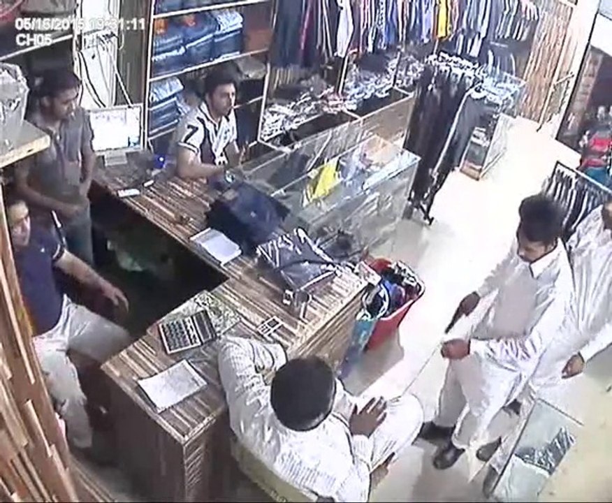 Robbery caught by camera in clothes shop