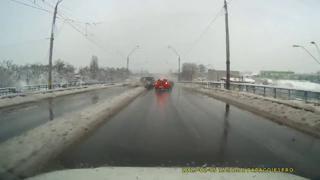 Повезло! Водитель смог увернуться от летящего внедорожника ДТП Киев Нивки, 05.02.2015