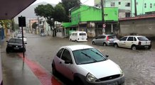 Chuva forte alaga ruas no bairro Tabuazeiro, em Vitória