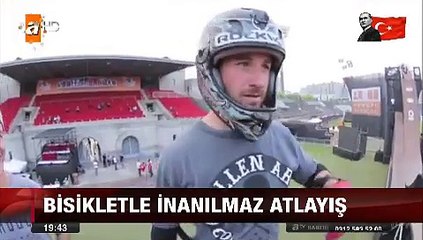 Bisiklet ile inanılmaz atlayış havada parende atarken bisiklet değiştirdi