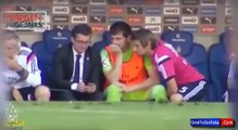 Iker Casillas jugando con el celular durante el Real Madrid - Espanyol • 2015