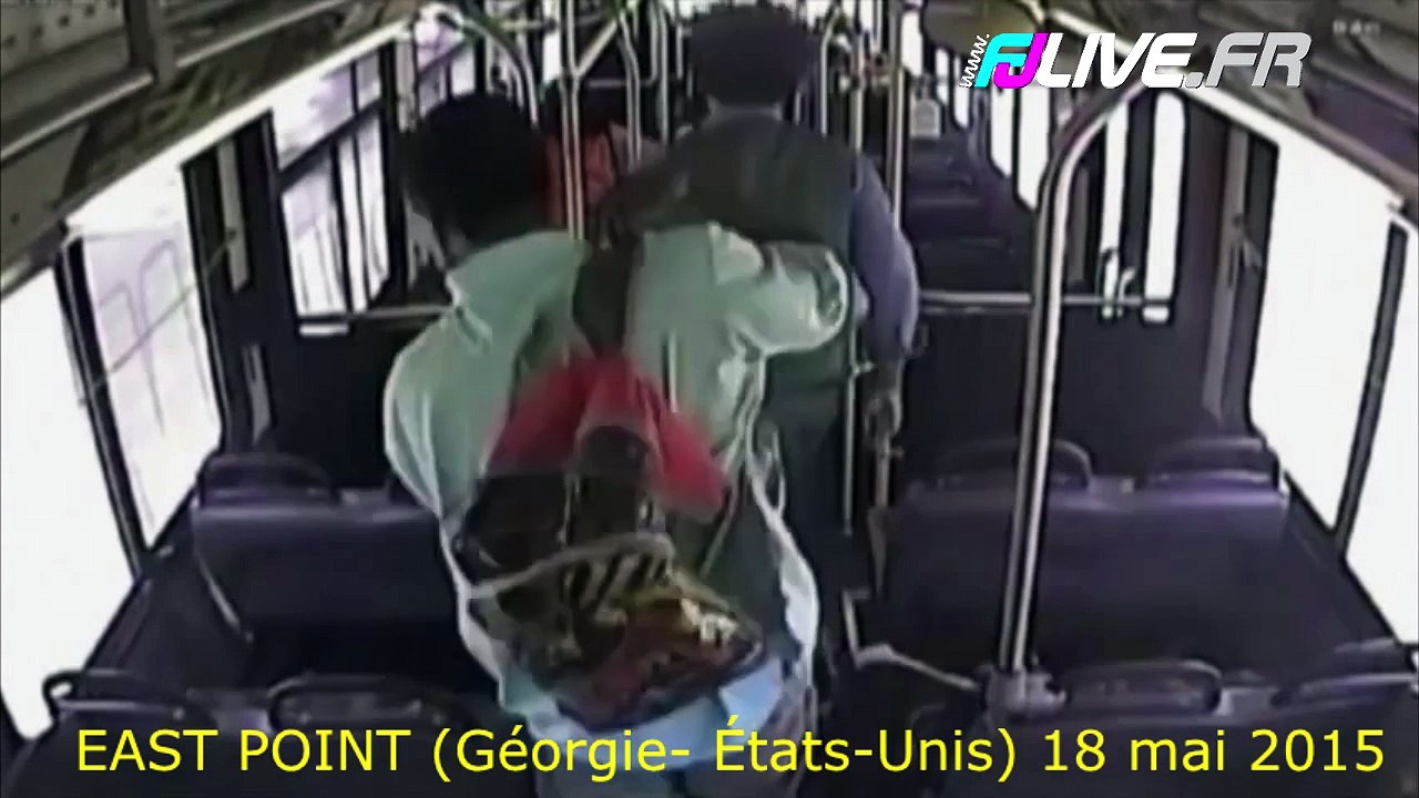 Les passagers d'un bus échappent de justesse à la collision avec un train