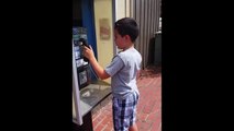 Un enfant découvre un téléphone public