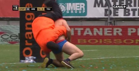 Superman retourne un stadier pendant un match de rugby