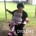 Elle danse sur son Scooter mais ce qui se passe est à Mourir de rire