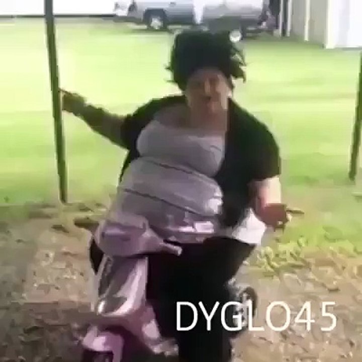 Elle danse sur son Scooter mais ce qui se passe est à Mourir de rire