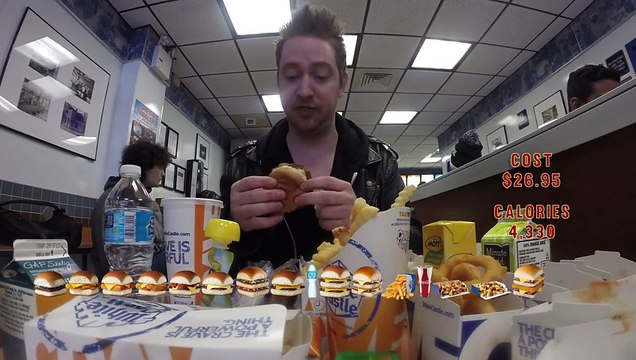 Ce type se rend dans un fast-food et commande tout le menu ... et il le mange !