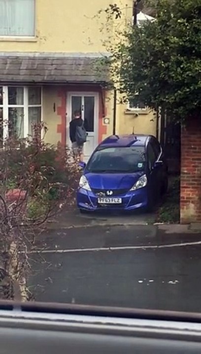 Il Invite son Pote à venir chez Lui mais le fait Rentrer chez le Voisin