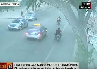 Captado en cámara: Pared de 20 metros cae sobre transeúntes