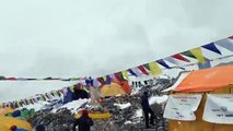 لحظة انهيار قمة جبل إفرست على المتسلقين عقب زلزال نيبال