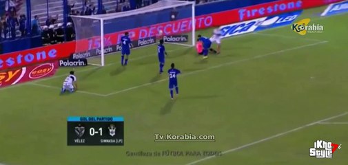 لاعب ( يقبل ) مشجعة و يعطيها تيشرته بعد إحرازه هدف