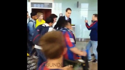 Messi le niega su autógrafo a un anciano