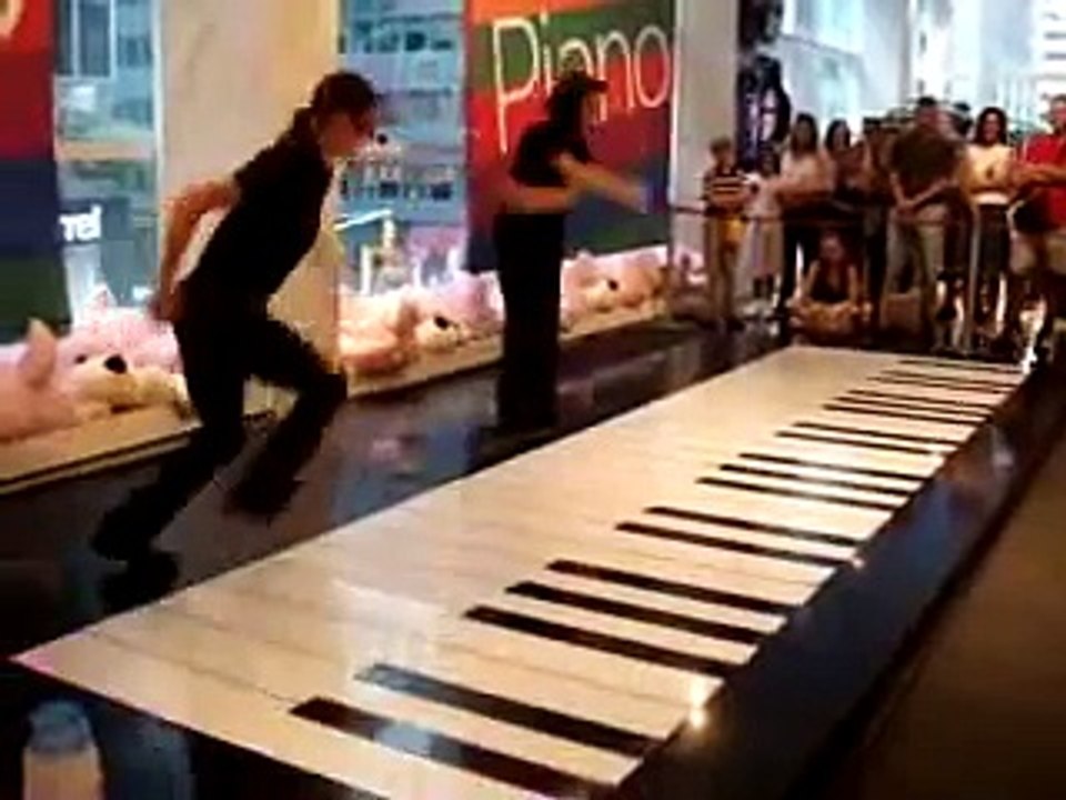 Huge Foot Piano Duo - Toccata & Fugue in D minor - Bach