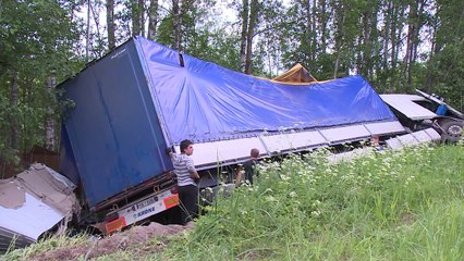 Avarē kravas automašīna, šoferis kabīnē pakaras