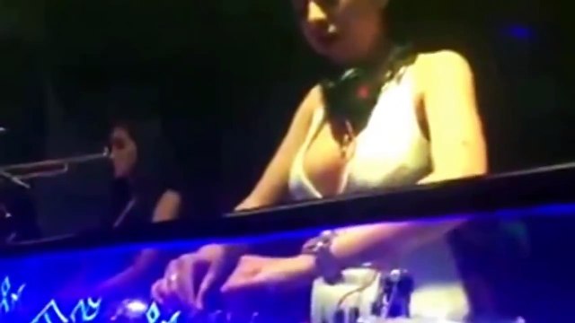 DJ Kiều Max - Cận cảnh màn rung vếu cực khủng cực phê