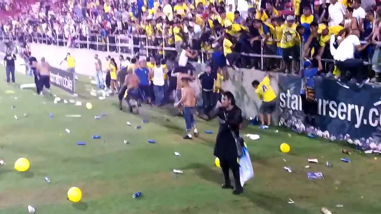 Huge fight in soccer game Chivas vs America in Las Vegas ( July 2013 )