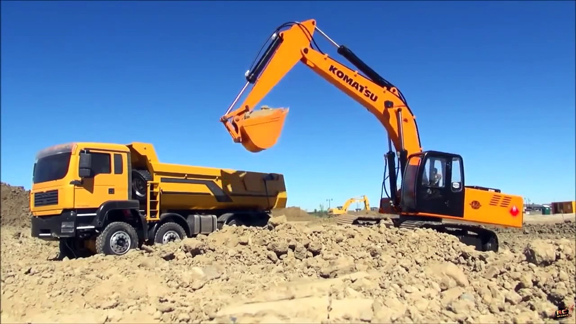 Cat 914g грузит самосвал. Погрузка грунта. Экскаватор грузит песок в камаз. Экскаватор hitachi zx200lc-5g. Volvo ec480d.