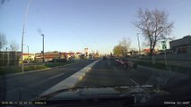 Un conducteur débile roule sur 3 roues... oui, il en a perdu une en route!