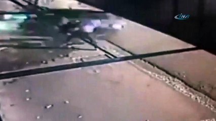 Otomobil yayaları böyle ezdi: 2 ölü