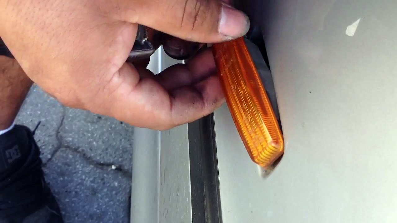 Side fender marker light removal and install 97-03 BMW 5 SERIES E39 528I 525I 540I M5 328i