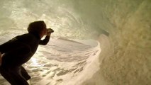 Ce surfeur boit un RedBull dans le tube d'une vague !