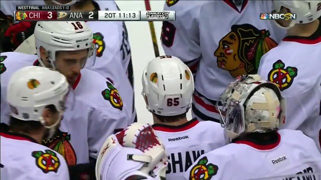 Il marque un but de la tête en hockey sur glace