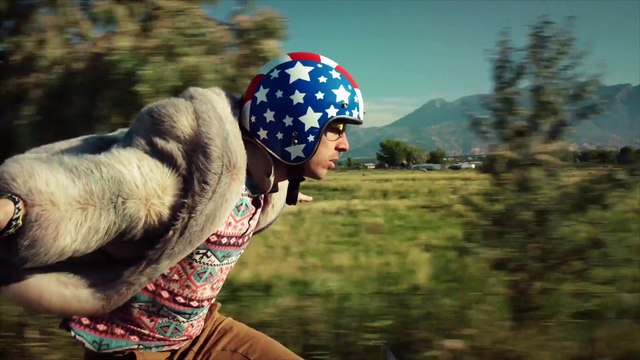 Moto surfing à plus de 80 km/h