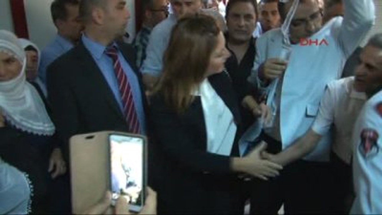 Diyarbakır - Sibel Can Yaşam Savaşı Veren Mutlu Kaya'yı Ziyaret Etti