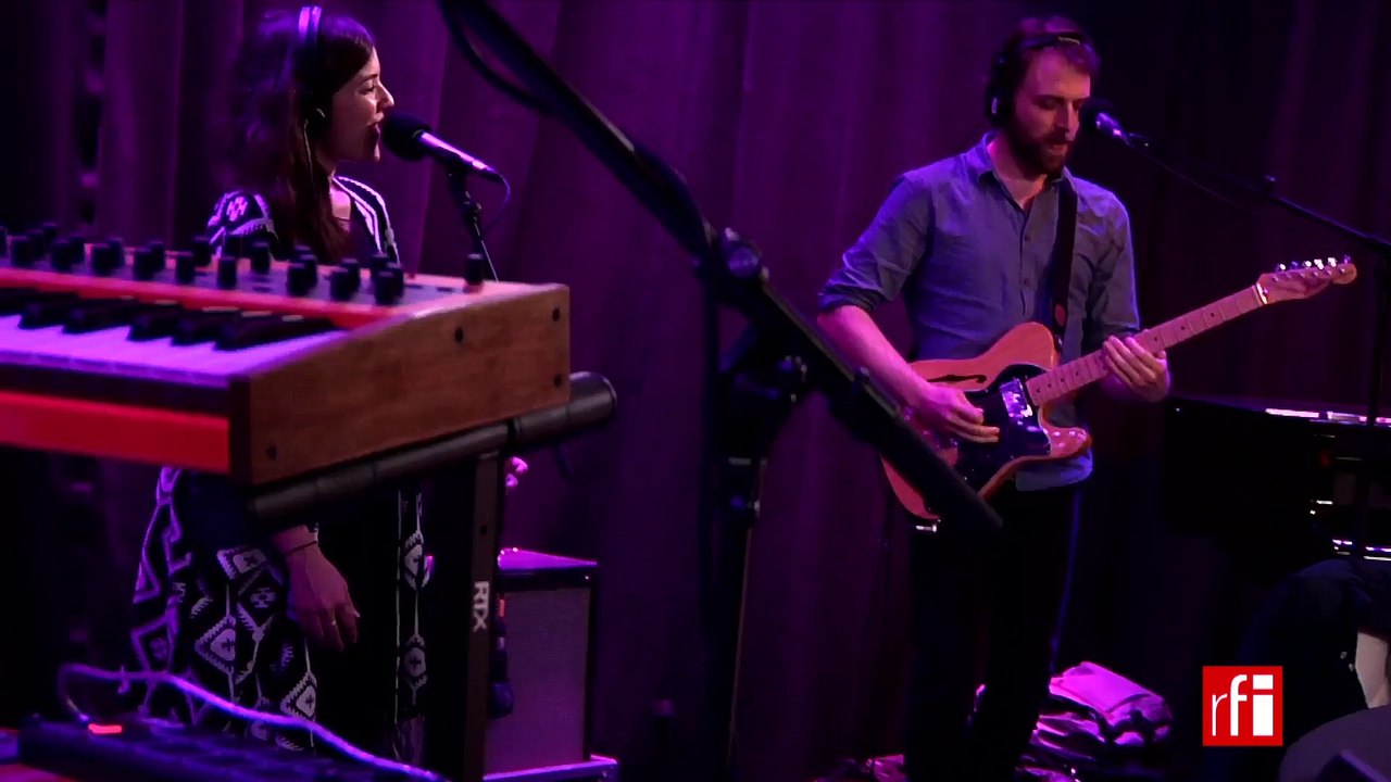 Luciole  interprète «Une» dans la Bande Passante sur RFI