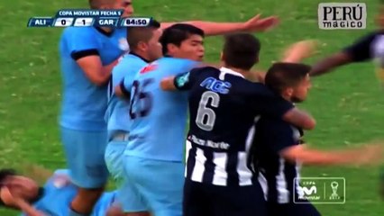 Une équipe reçoit 4 cartons rouges en 4 minutes