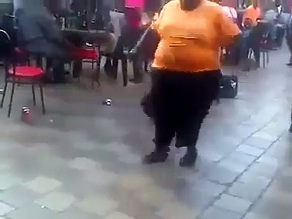 sl;im girl dancing
