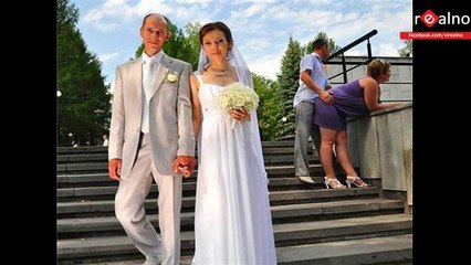 15 Hilarious Wedding Photobombs