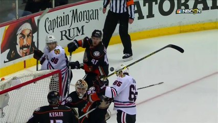 Un joueur de hockey marque de la tête