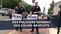 Des policiers offrent des câlins gratuits aux passants aux États-Unis