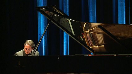 عازف البيانو السوري مالك جندلي ينهل من التاريخ ليروي السلام