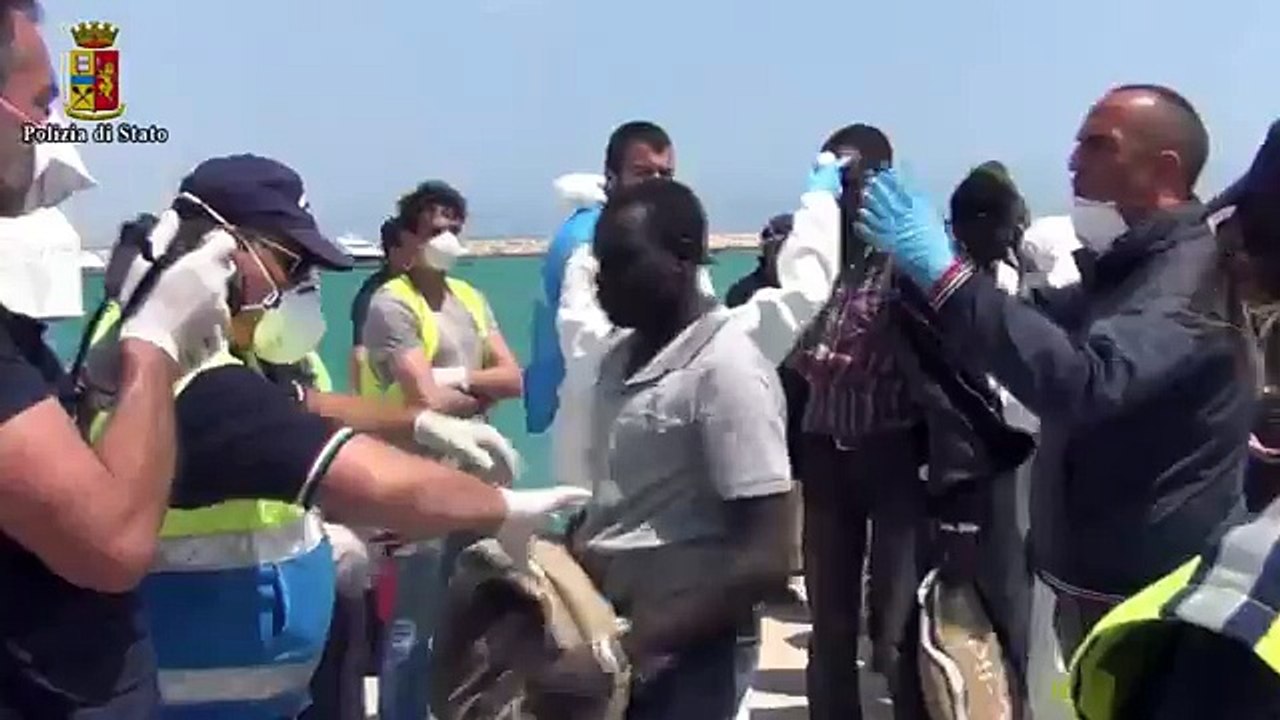 Pozzallo (Rg) - arrestati otto presunti scafisti, 3 sono minorenni