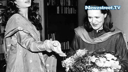 Candid Picture- Aishwarya Rai and Sonia Gandhi in single frame