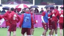 FC Bayern Training - Boateng & Lewandowski geraten aneinander