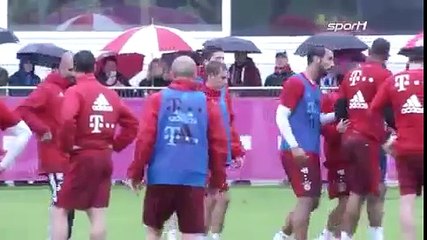 Download Video: FC Bayern Training - Boateng & Lewandowski geraten aneinander