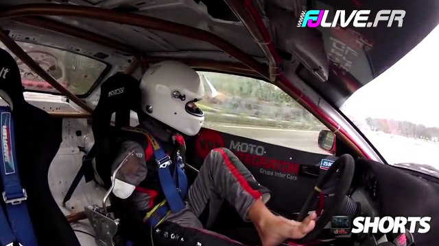 Un pilote amputé des bras drift avec ses pieds