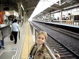 Familien kigger på Shinkansen tog på Kyoto banegård