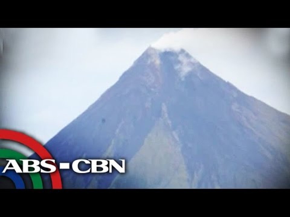 Lava umapaw mula sa Bulkang Mayon