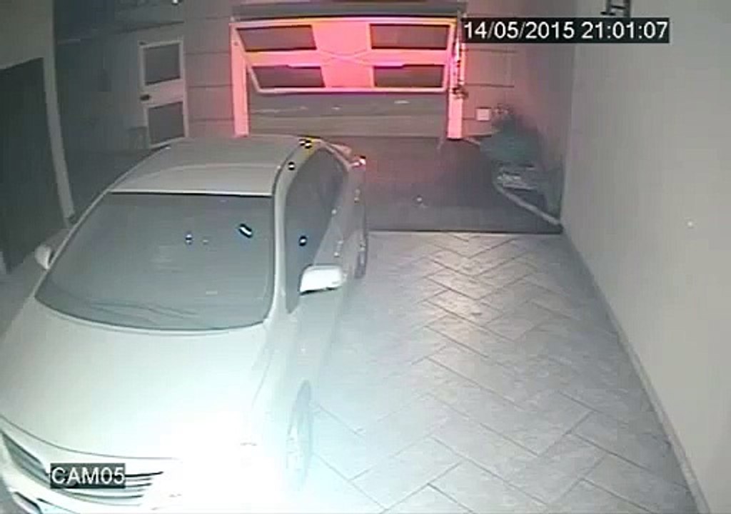 Un policier en civil se défend face à un carjacking