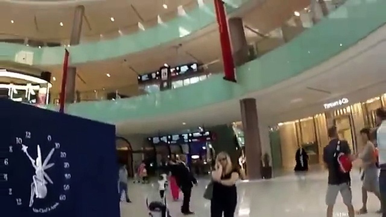 İlk defa Ezan Sesi duyan minik kız şaşkına döndüMaşallahİnşallah Ezanlar bütün Dünya'da susmaz