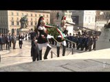 Roma - Il Presidente Mattarella depone una corona d'alloro (25.04.15)