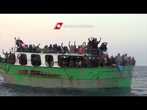 Roccella Ionica (RC) - Immigrati: sbarcate circa 650 persone al porto (06.05.15)