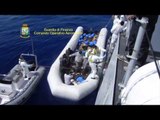 Sicilia - Gommone soccorso da Guardia di Finanza (23.04.15)