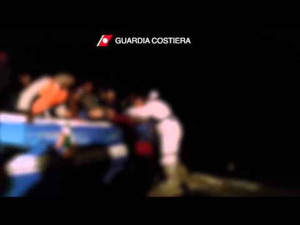 Canale di Sicilia - Migranti salvati da Guardia Costiera (11.04.15)