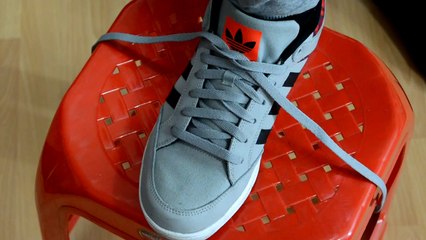 Life hack: Tie a shoelace in 2 seconds